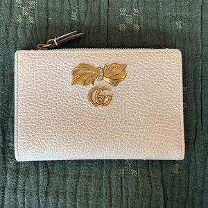 Gucci Marmot White Pebbled Leather Zip Wallet with Gold Bow Accent EUC